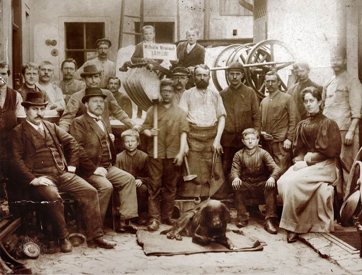 Wilhelm Wommer Jun und Otto Wommer (von links nach rechts sitzend) mit Belegschaft um 1895