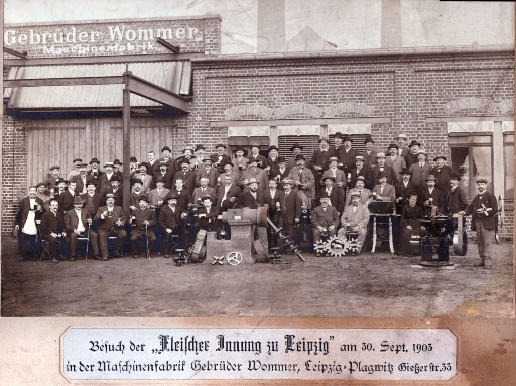 Posing der Fleischer-Innung zu Leipzig vor der nun abgerissenen Fabrikhalle 1903