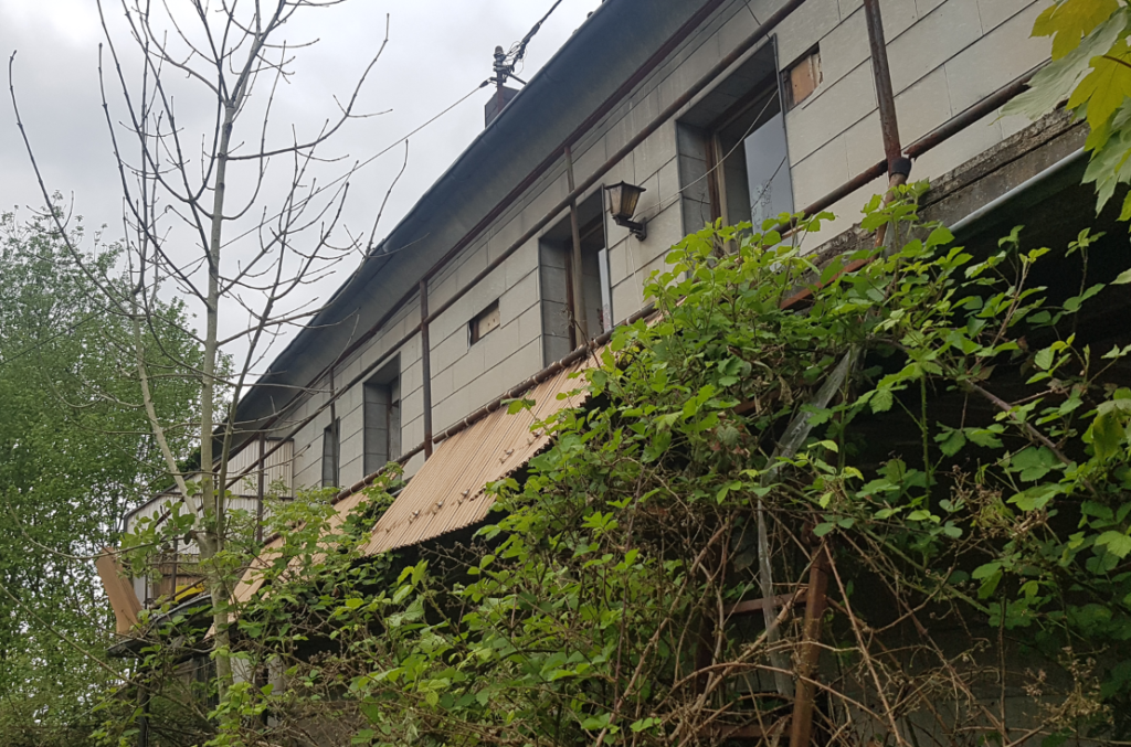 Die traurige Ruine der "umgebauten" ehemaligen Schule Hirsteins im Jahr 2018 kurz vor dem endgültigen Abbruch